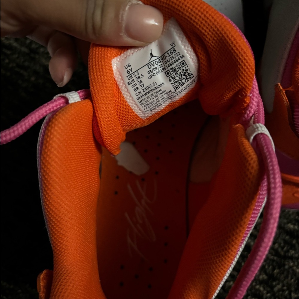 Jordan Max Aura 4 (GS) 'White Safety Orange Pinksicle' Big Kids 6 = 7.5 women’s - Picture 6 of 6